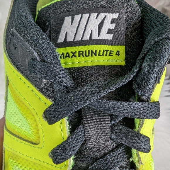 Nike MaxRun Lite 4 running shoes, Youth size 7, yellow - Picture 9 of 10